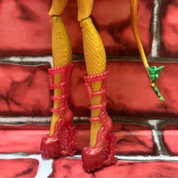 Monster High FREAK DU CHIC Jinafire doll - Picture 10 of 14